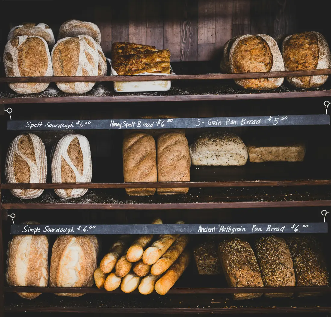 Rayonnage de pains artisanaux en boutique (photo provisoire)